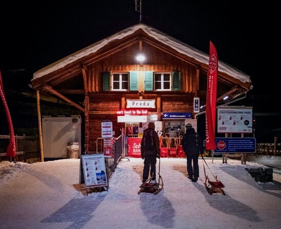 Bergstation Preda bei Nacht.
